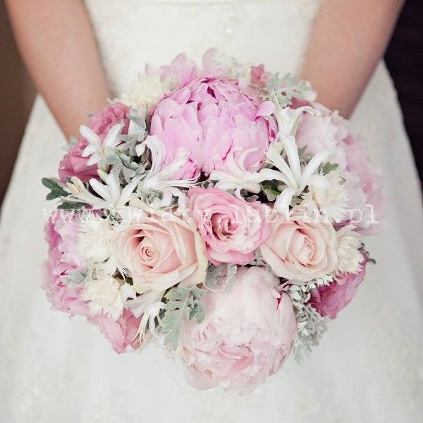Bukiet ślubny z różowymi piwoniami